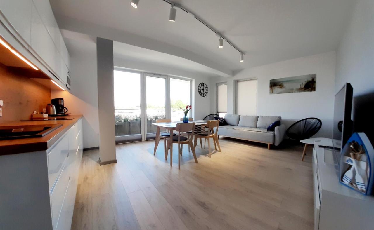 Apartament Kapitanski Mostek 17A Z Widokiem Na Port I Latarnie Morska Oraz Garazem Apartment Kolobrzeg Luaran gambar